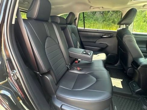 Used 2024 Toyota Highlander XLE AWD/4WD image 50