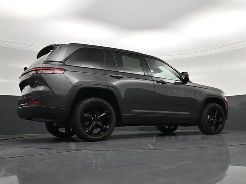 Used 2023 Jeep Grand Cherokee Altitude AWD/4WD image 19