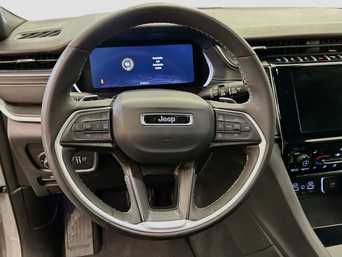 Used 2024 Jeep Grand Cherokee L Laredo image 18