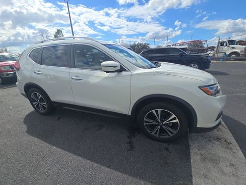 Used 2020 Nissan Rogue SV w/ Premium Package image 4