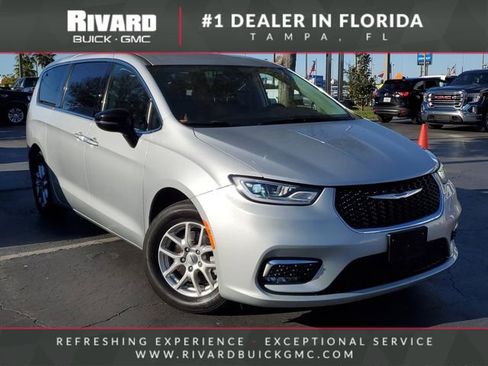 Used 2024 Chrysler Pacifica Touring-L image 1