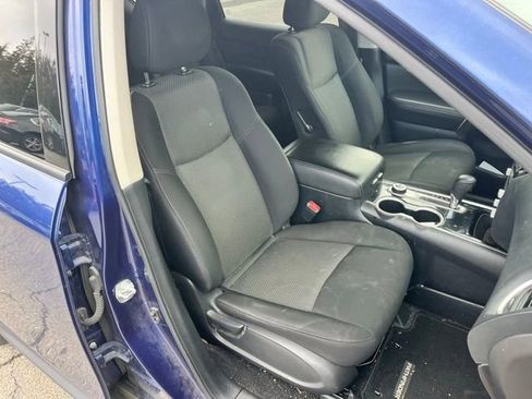 Used 2020 Nissan Pathfinder SV image 16