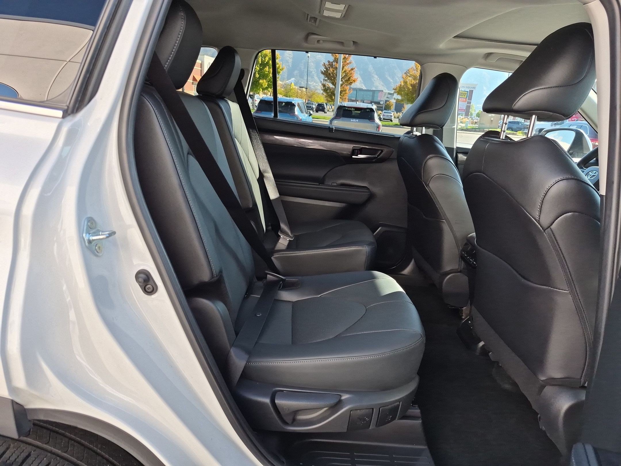 Used 2024 Toyota Highlander Limited AWD/4WD image 33