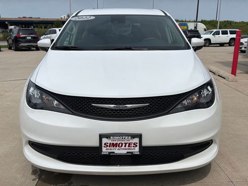 Used 2022 Chrysler Voyager LX FWD image 3