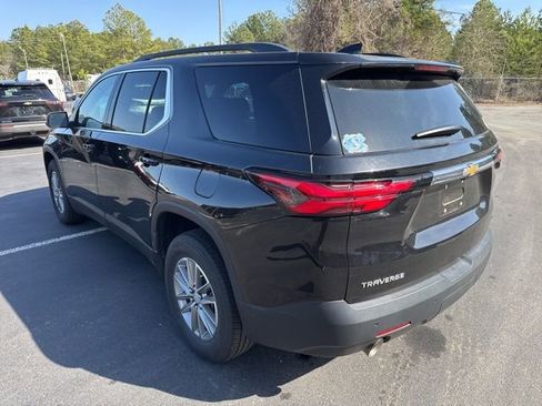 Used 2023 Chevrolet Traverse LT image 3