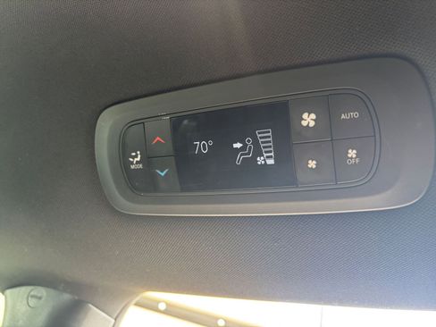 Used 2025 Chrysler Pacifica Select image 24