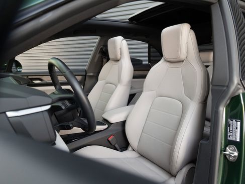Certified 2025 Porsche Macan Electric RWD image 5