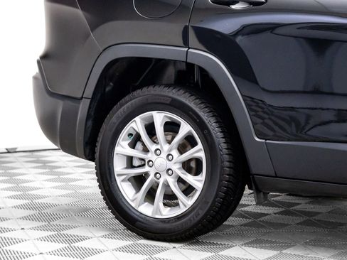 Used 2019 Jeep Cherokee Latitude w/ Cold Weather Group image 29