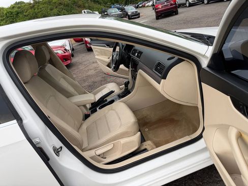 Used 2014 Volkswagen Passat 1.8T SE FWD image 16