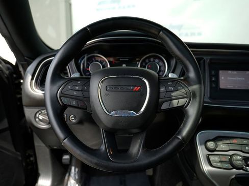 Used 2015 Dodge Challenger SXT image 30