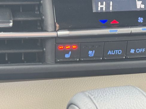 Used 2023 Toyota Sienna Platinum image 5