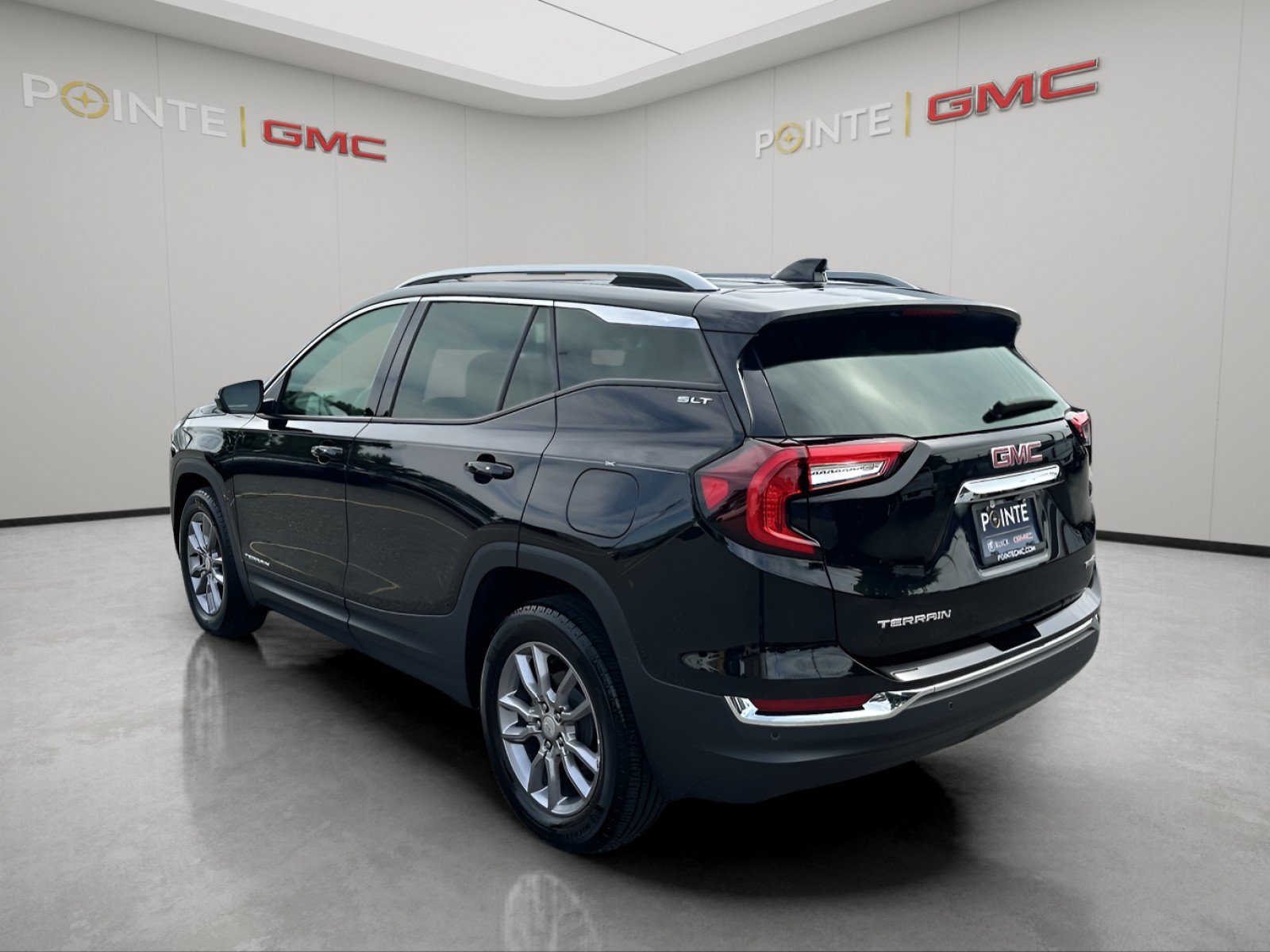 Used 2023 GMC Terrain SLT AWD/4WD image 4