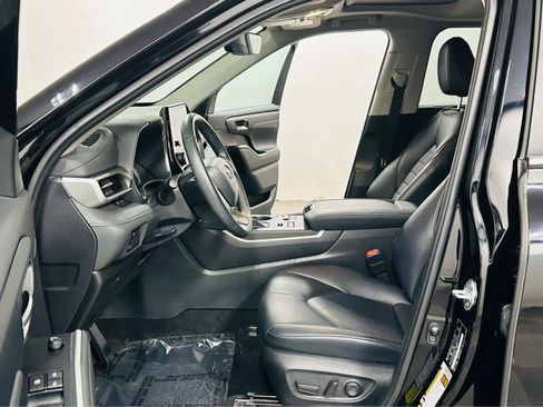 Used 2023 Toyota Highlander XLE image 9