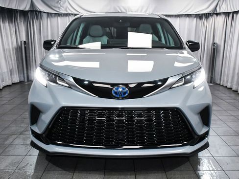 Used 2024 Toyota Sienna XSE image 2