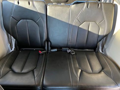 Used 2024 Chrysler Pacifica Select image 23