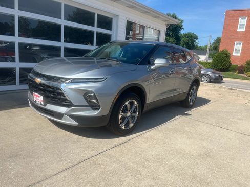 Used 2024 Chevrolet Blazer LT FWD image 1