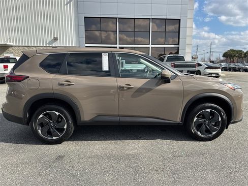 Used 2024 Nissan Rogue SV image 2