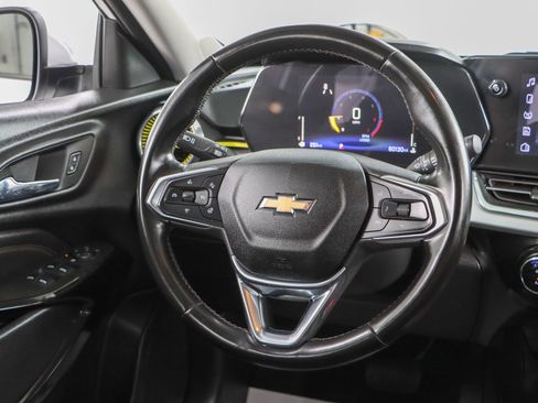 Used 2024 Chevrolet Trax LT w/ Sunroof Package FWD image 12