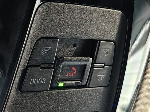 Used 2022 Toyota Venza LE image 11