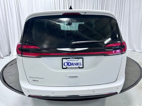 Used 2024 Chrysler Pacifica Touring-L image 28