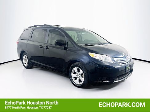 Used 2017 Toyota Sienna LE image 1