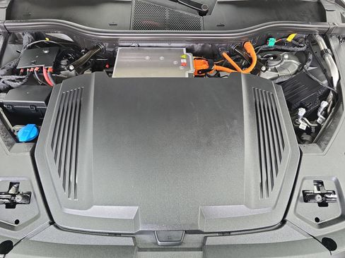 Used 2024 Audi Q8 e-tron Premium Plus w/ Premium Plus Package image 31