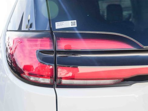 Used 2024 Chrysler Pacifica Touring-L image 7