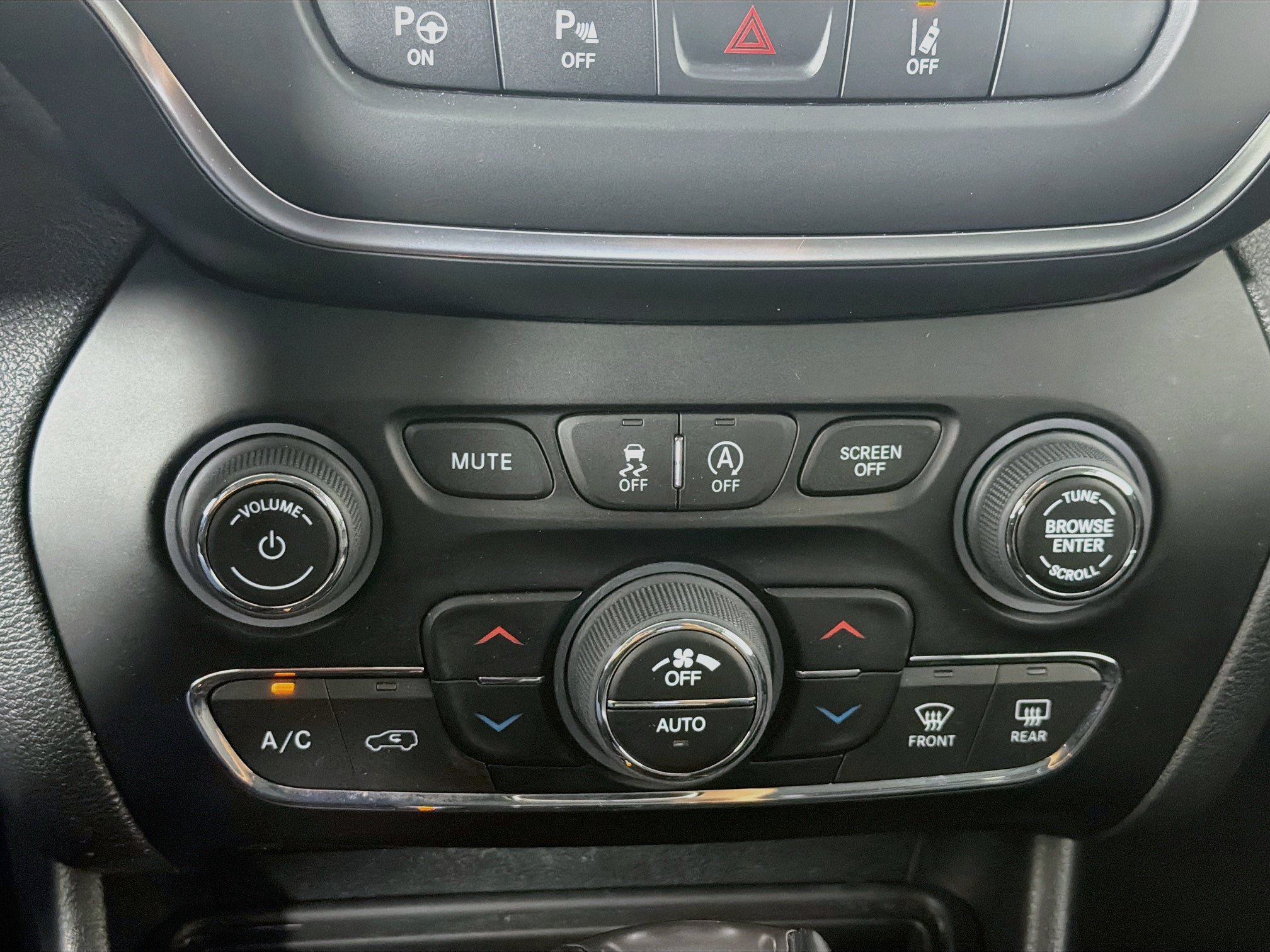 Used 2023 Jeep Cherokee Altitude Lux AWD/4WD image 24