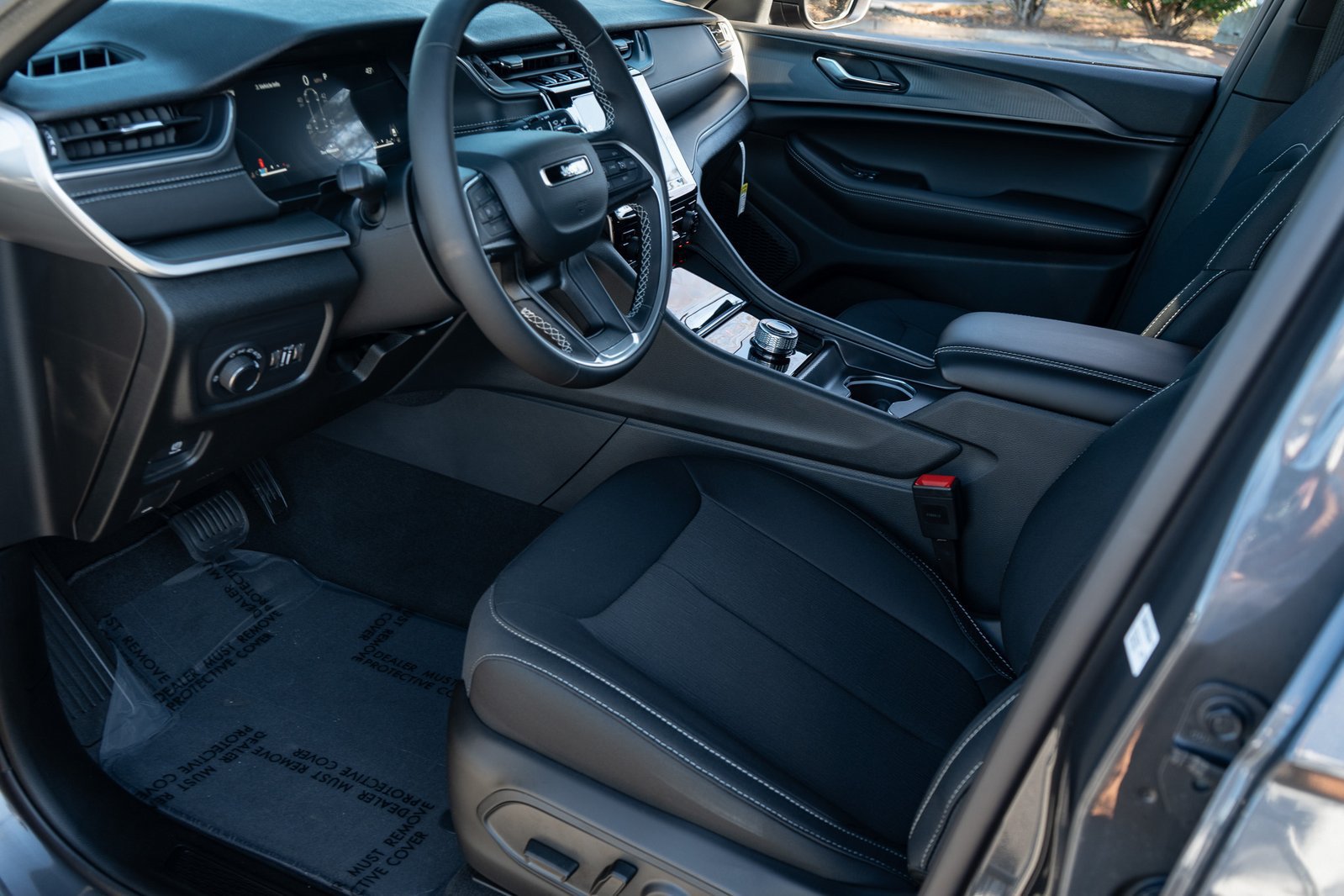 Used 2025 Jeep Grand Cherokee L Laredo RWD image 17