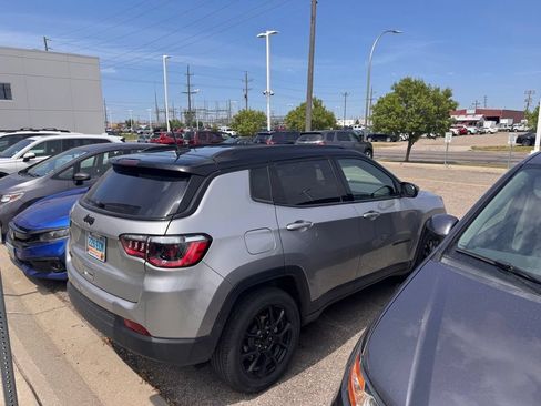 Used 2023 Jeep Compass Latitude AWD/4WD image 2