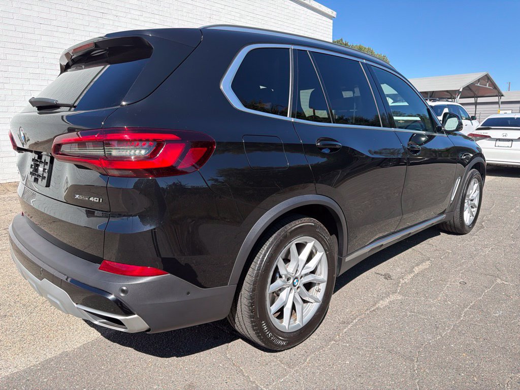 Used 2022 BMW X5 xDrive40i w/ Parking Assistance Package AWD/4WD image 2