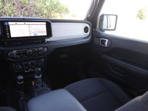 Used 2025 Jeep Wrangler Sahara image 25