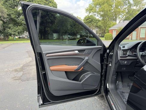 Used 2022 Audi Q5 2.0T Premium w/ Convenience Package AWD/4WD image 19