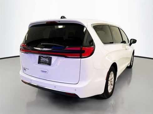 Used 2024 Chrysler Pacifica Touring-L image 7
