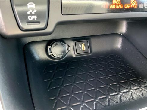 Used 2024 Toyota RAV4 XLE FWD image 31