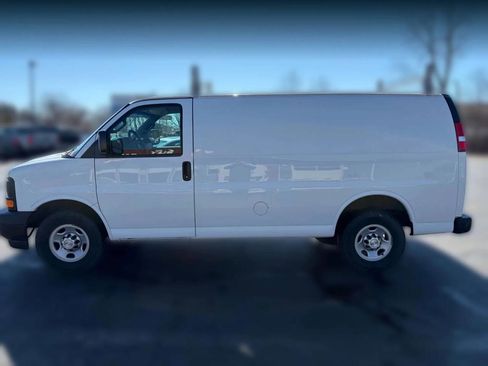 Used 2017 Chevrolet Express 2500 image 4