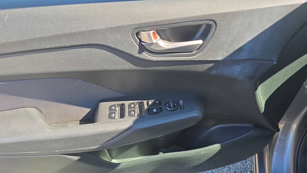 Used 2021 Hyundai Accent Limited FWD image 16