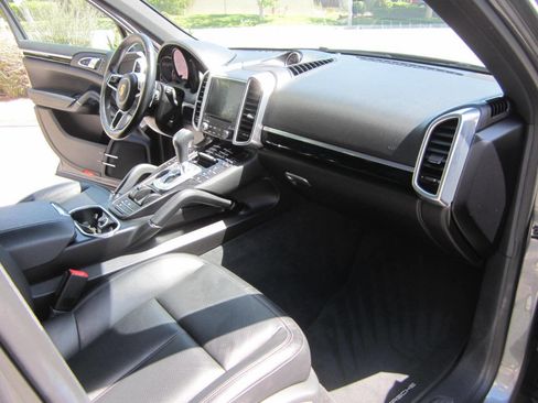 Used 2017 Porsche Cayenne image 21