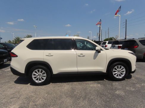 Used 2024 Toyota Grand Highlander AWD image 10