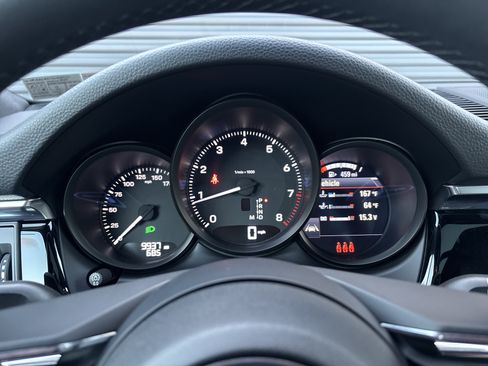 Certified 2025 Porsche Macan image 13