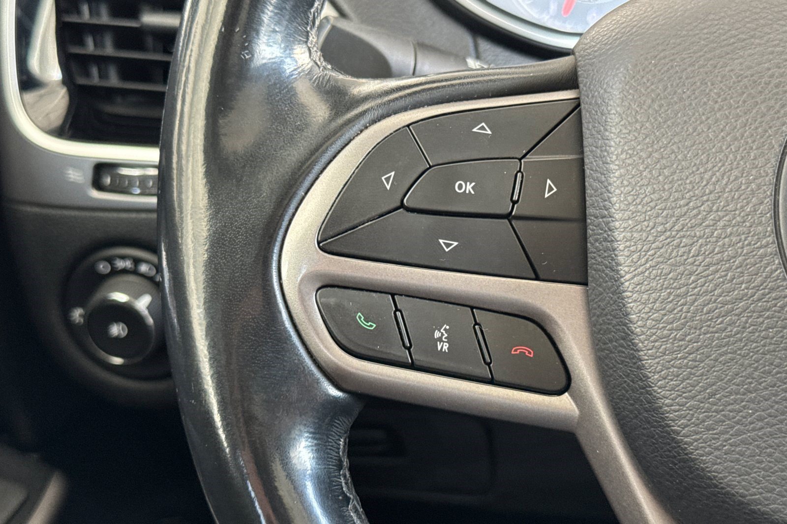 Used 2019 Jeep Cherokee Limited FWD image 31