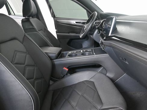 Certified 2025 Volkswagen Atlas Cross Sport SE image 13