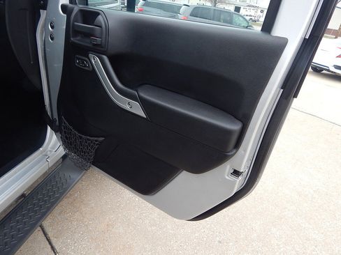 Used 2012 Jeep Wrangler Unlimited Sahara w/ Connectivity Group image 16