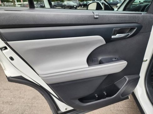 Used 2022 Toyota Highlander XLE image 23