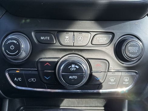 Used 2023 Jeep Cherokee Altitude Lux image 19