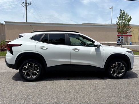 Used 2025 Chevrolet Trax LT FWD image 26