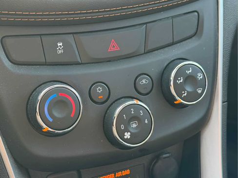 Used 2020 Chevrolet Trax LT w/ Sun & Sound Package FWD image 22