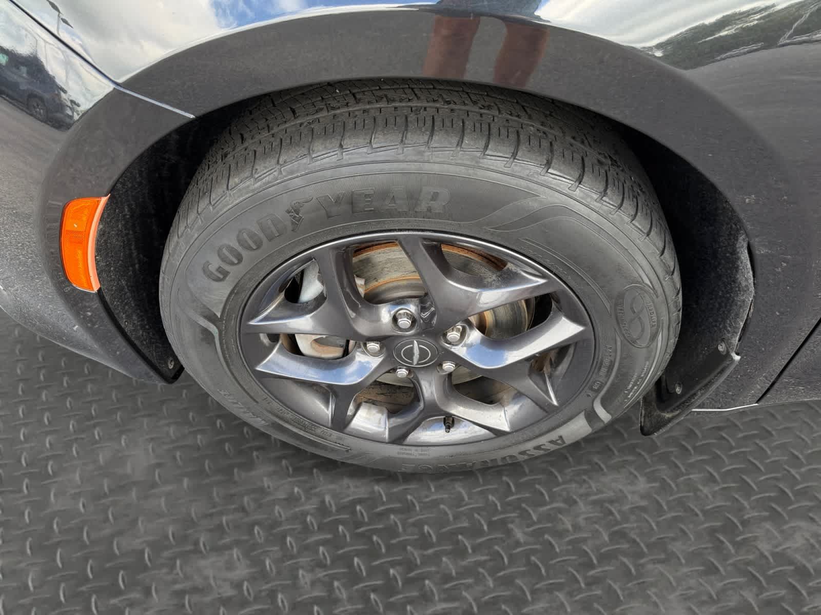 Used 2020 Chrysler Pacifica Touring w/ S Appearance Package FWD image 9