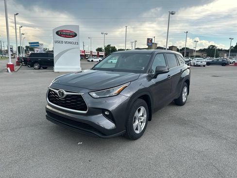 Used 2022 Toyota Highlander LE AWD/4WD image 3