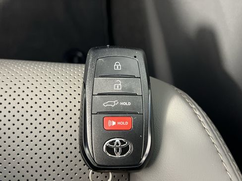 New 2024 Toyota Venza Limited image 35